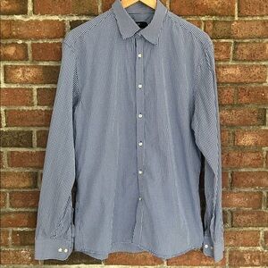 EUC H&M slim fit dress shirt. Men’s Large. Blue minicheck
